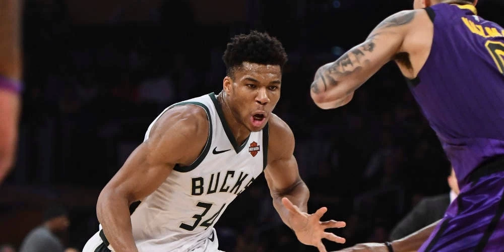 «Ταύρος εν υαλοπωλείω» ο Αντετοκούνμπο: Έσπασε με κλωτσιά διαφημιστική πινακίδα (βίντεο)